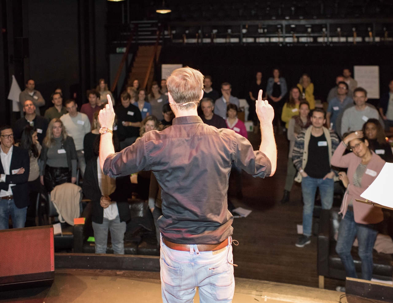 Frank Boon spreekt op het podium